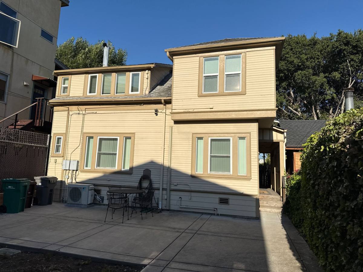 Apartment for rent at 3894-3896 Ruby St, Oakland, CA 94609