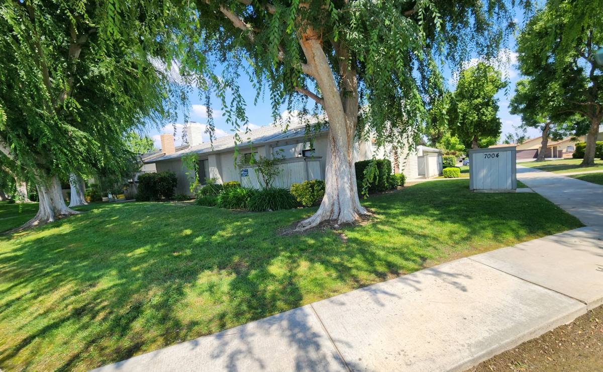 Apartment for rent at 7004 N Half Moon Dr, Bakersfield, CA 93309