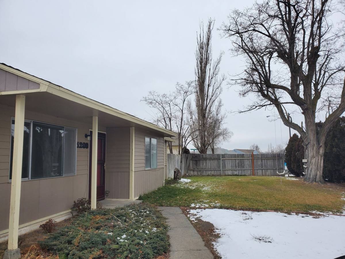 House for rent at 1209 Pershing Rd, Moses Lake, WA 98837
