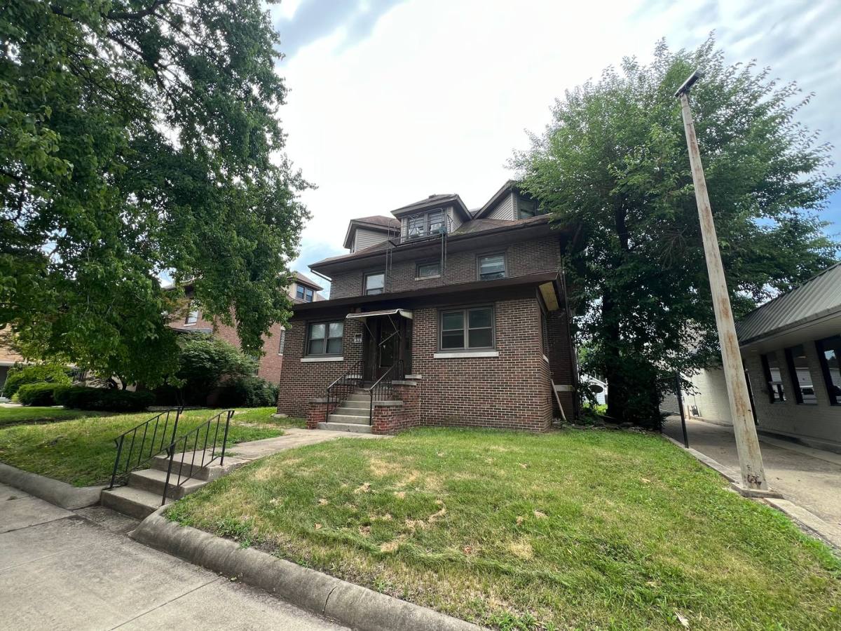 Apartment for rent at 110 S Grand Ave W, Springfield, IL 62704