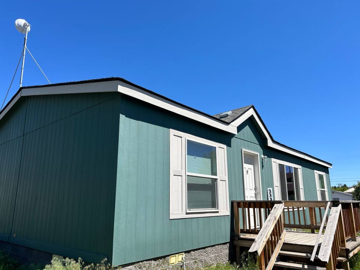 Townhouse for rent at 223 SE 8th St, Madras, OR 97741