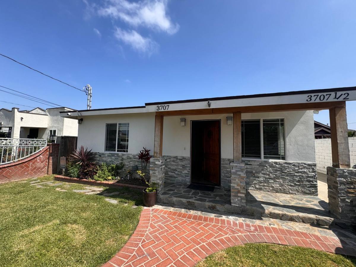 Townhouse for rent at 3707 W 106th St, Inglewood, CA 90303