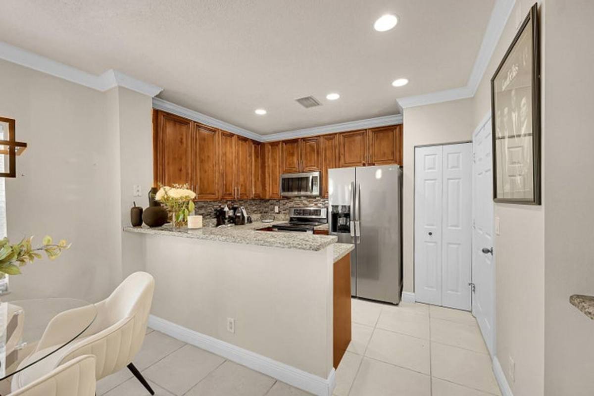 Townhouse for rent at 410 NE 1st Ave, Pompano Beach, FL 33060
