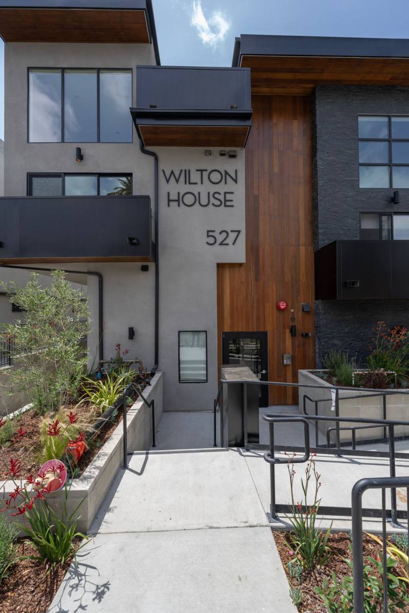 Apartment for rent at 527 S Wilton Place, Los Angeles, CA 90020