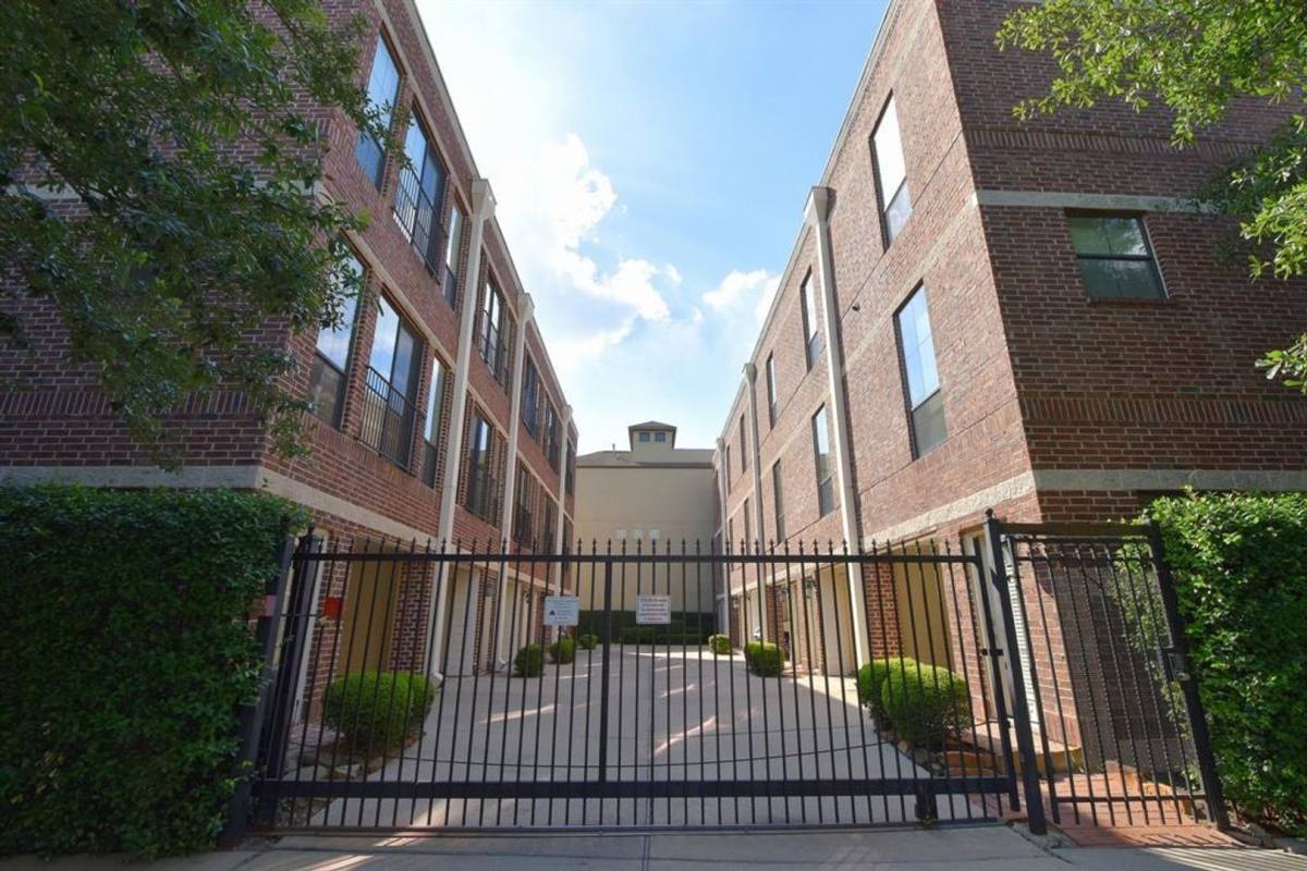 Townhouse for rent at 118 McGowen St, Houston, TX 77006