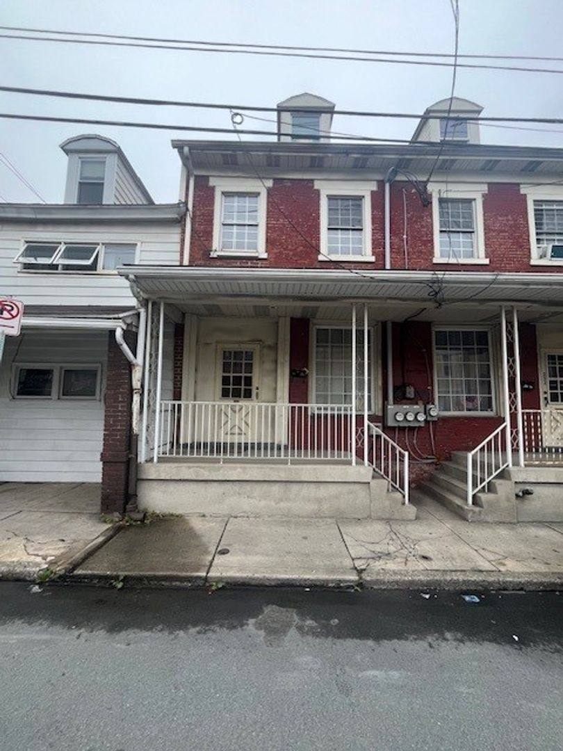 Apartment for rent at 254 Cedar St, Tamaqua, PA 18252