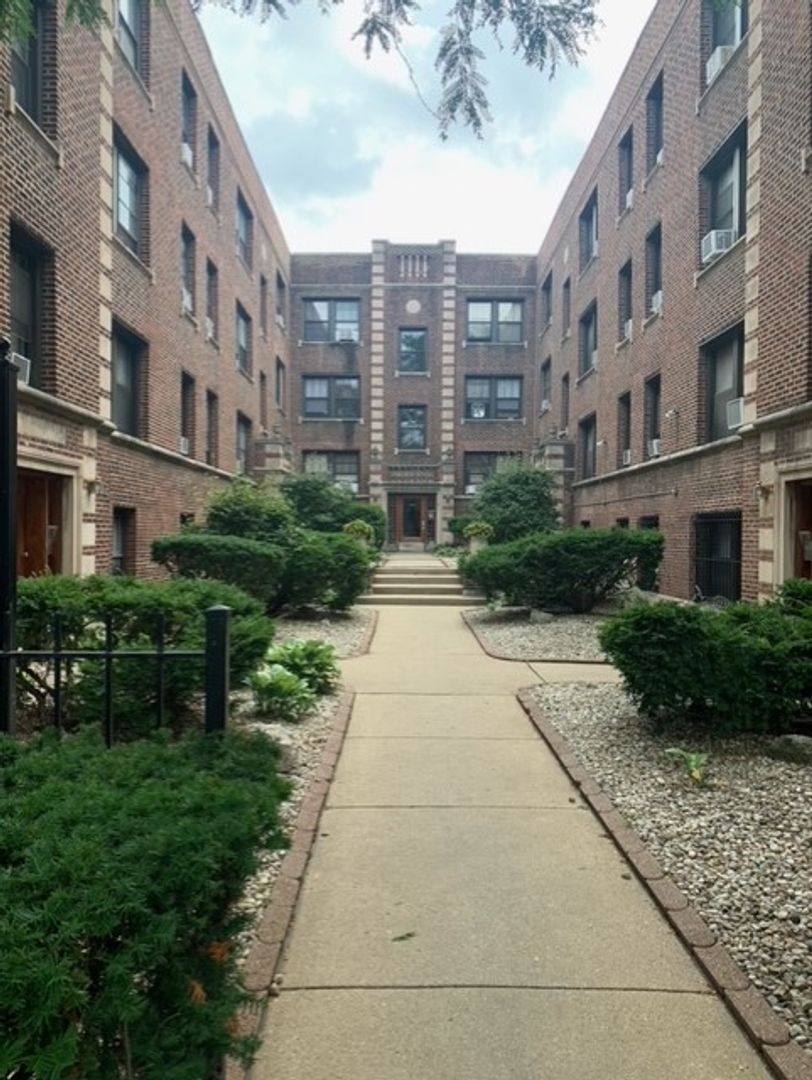 Apartment for rent at 921-29 W Oakdale, Chicago, IL 60657
