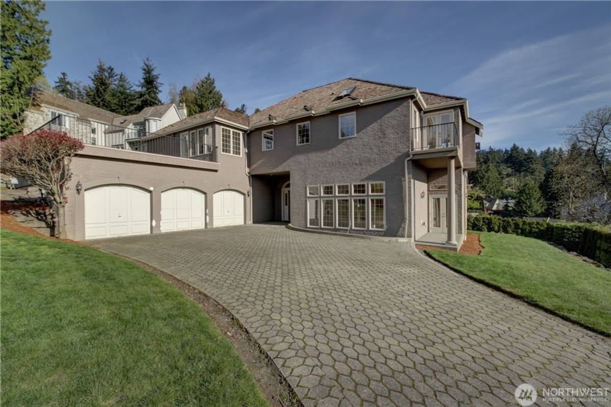 House for rent at 8479 NE Woodland Cove Dr, Kirkland, WA 98034