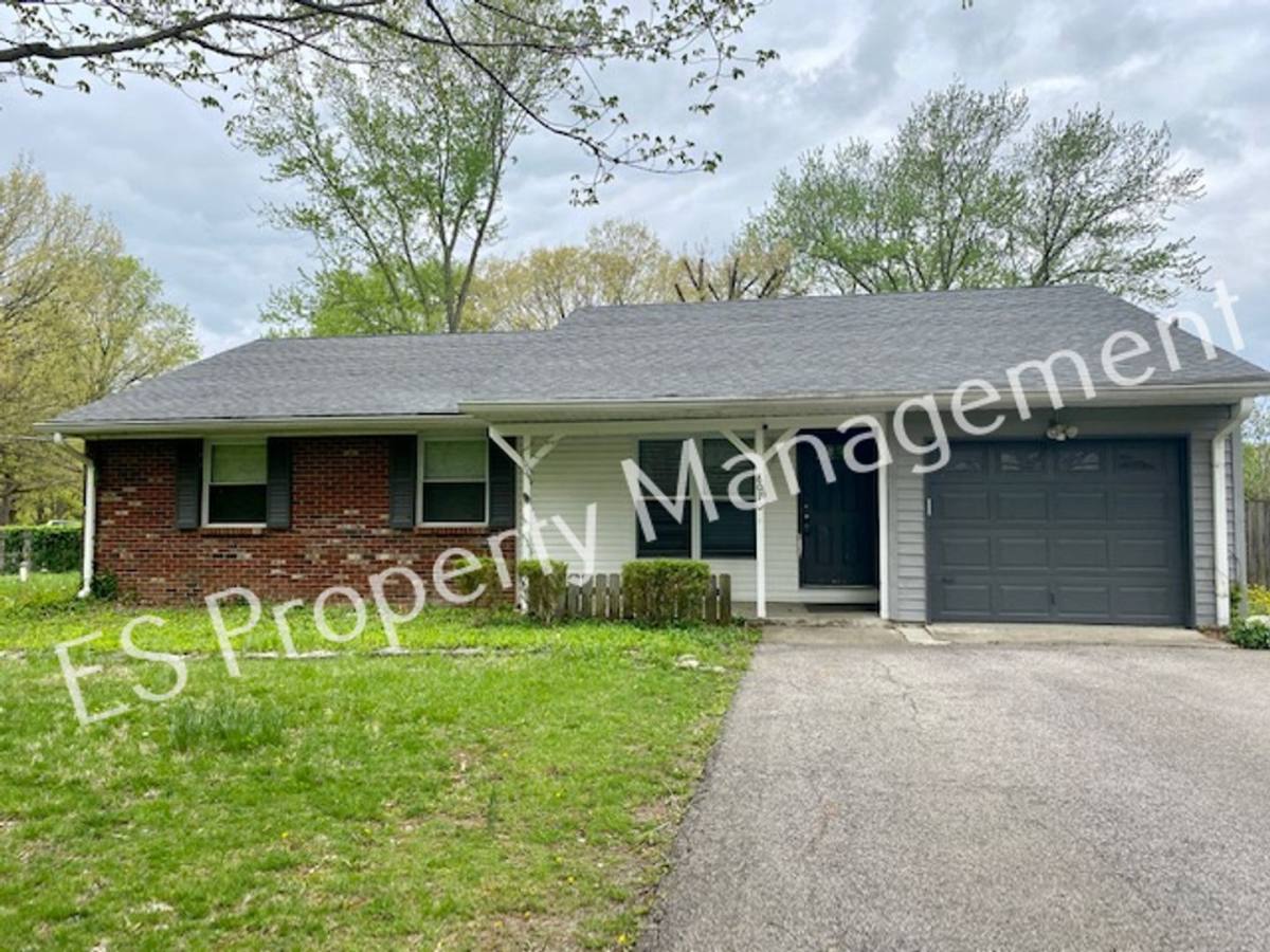 House for rent at 8070 Chiltern Dr, Indianapolis, IN 46268