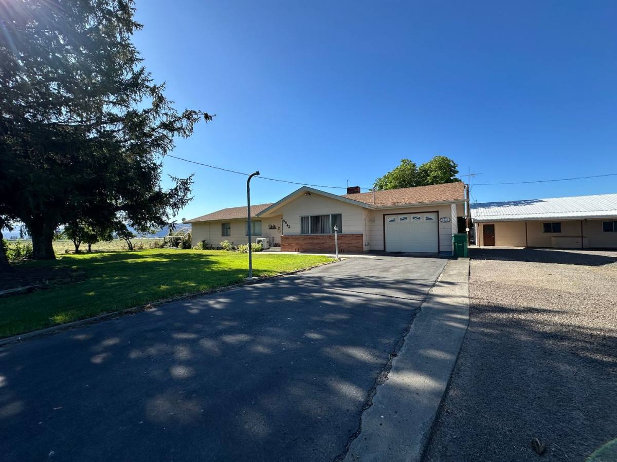 House for rent at 5842 Henley Rd, Klamath Falls, OR 97603