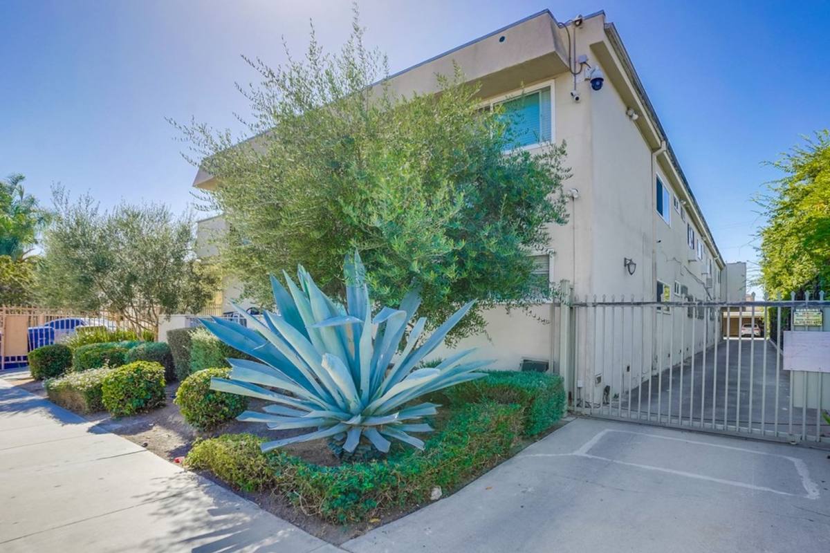 Apartment for rent at 6545 S Victoria Ave, Los Angeles, CA 90043