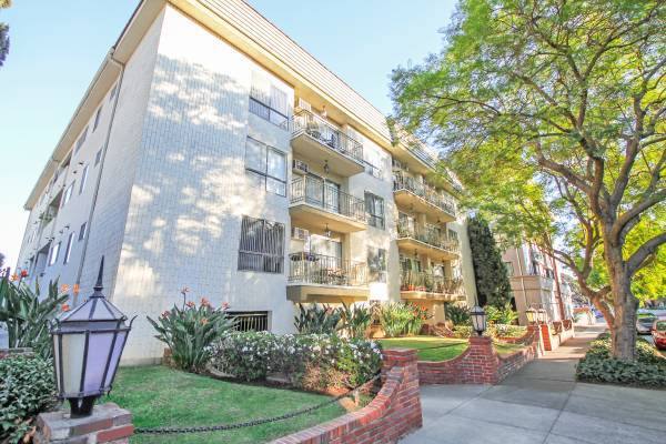 Apartment for rent at 320 S Clark Dr, Los Angeles, CA 90048