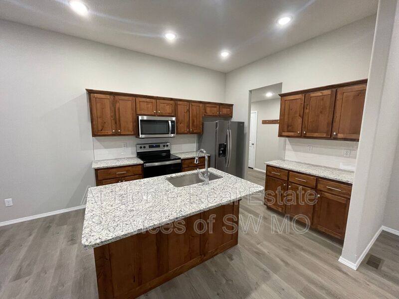 House for rent at 204 Hickory Hills, Rogersville, MO 65742