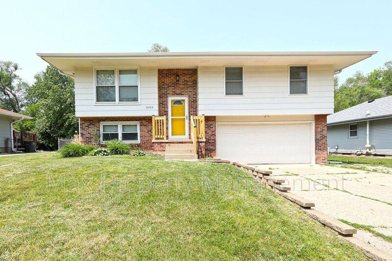 House for rent at 4300 54th St, Des Moines, IA 50310