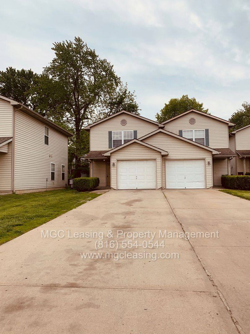 Townhouse for rent at 707-709 SE Summit Ave, Lees Summit, MO 64063