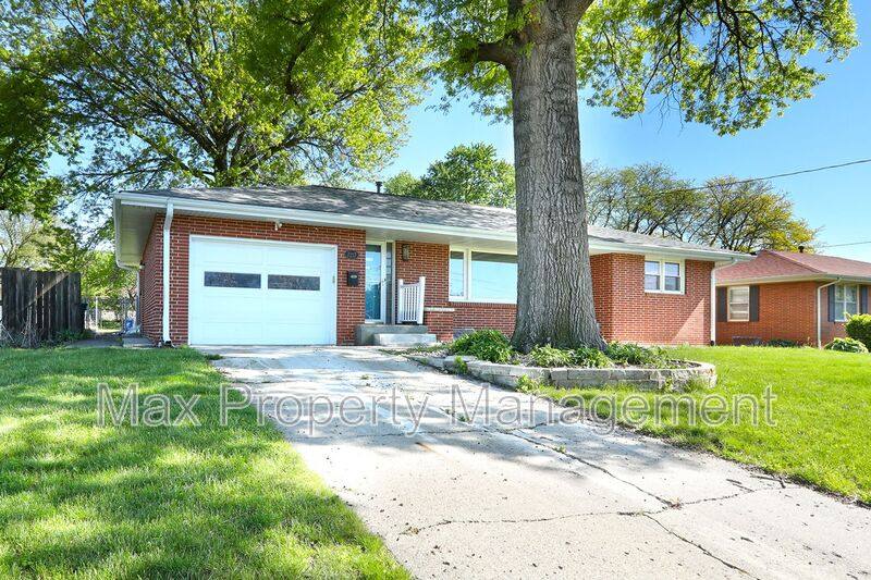 House for rent at 7217 Maple Dr, Urbandale, IA 50322