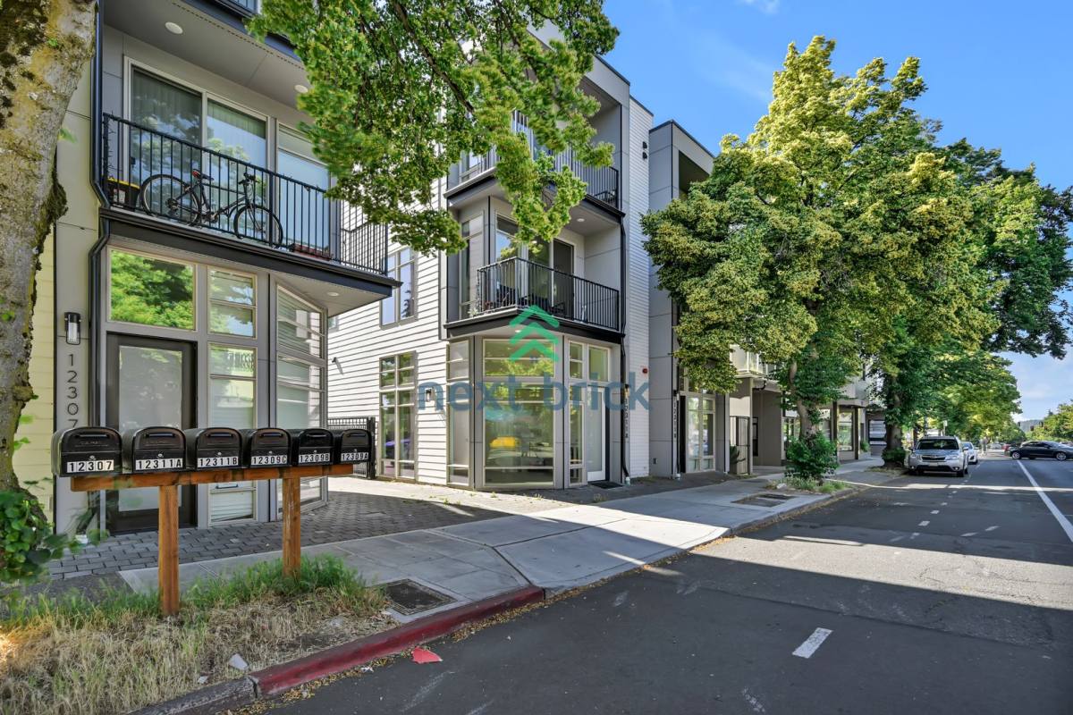 Townhouse for rent at 12311 15th Ave NE, Seattle, WA 98125