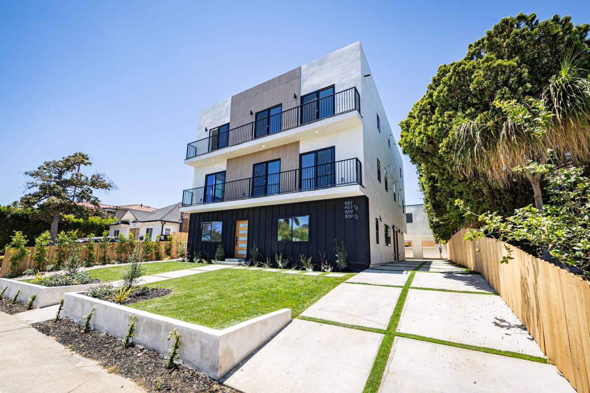 Apartment for rent at 1557 S Ogden Dr, Los Angeles, CA 90019
