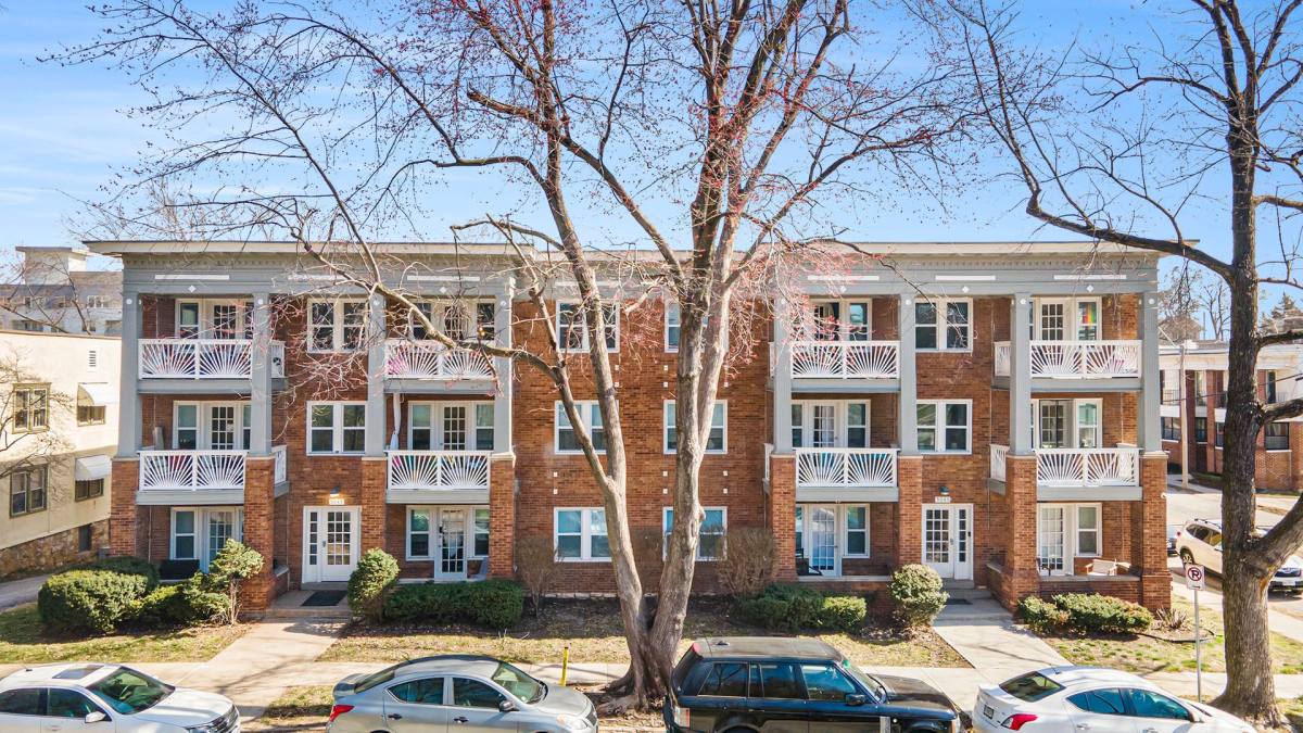 Apartment for rent at 5047-5049 Wyandotte St, Kansas City, MO 64112
