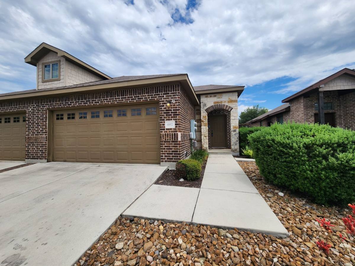 House for rent at 697 Creekside Circle, New Braunfels, TX 78130