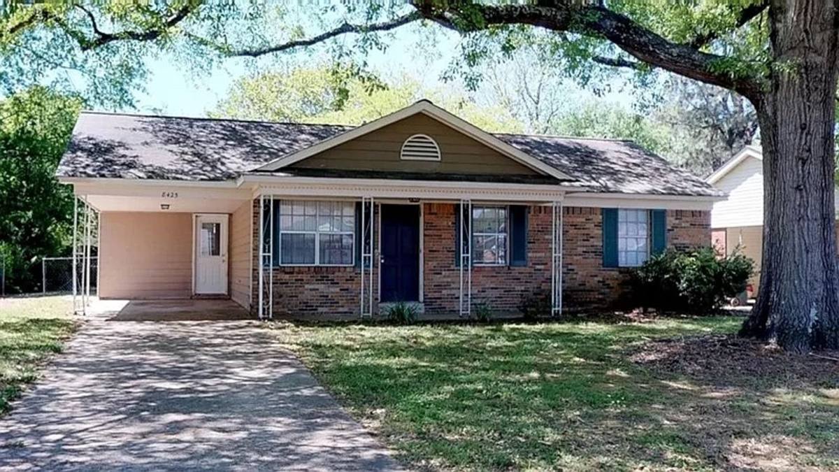 House for rent at 8425 Cedarcrest Dr, Southaven, MS 38671