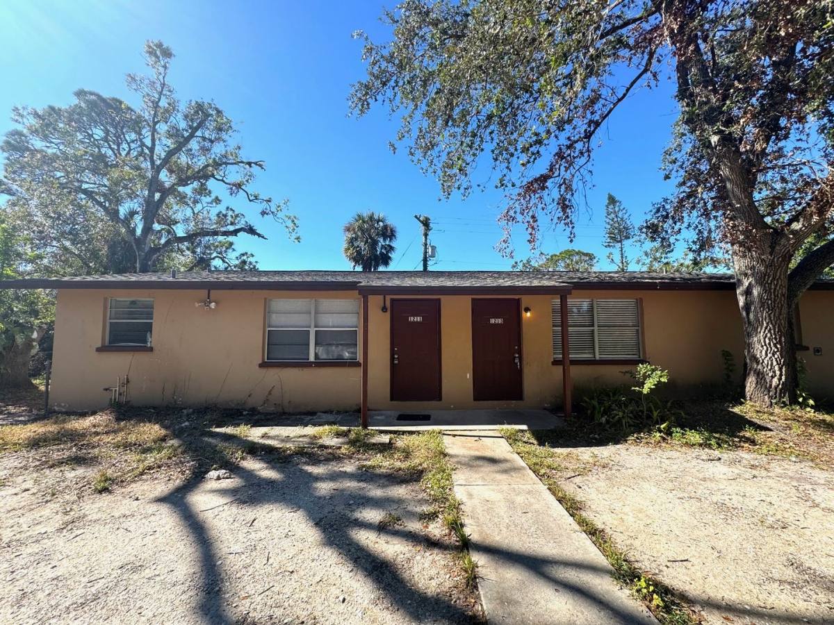 Townhouse for rent at 1211-1213 59th Ave E, Bradenton, FL 34203