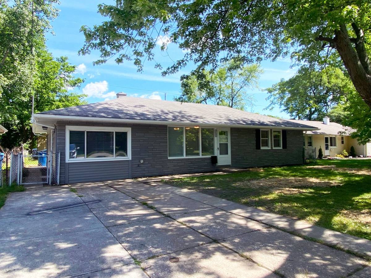 House for rent at 9608 W Ridgewood Dr, Cleveland, OH 44130