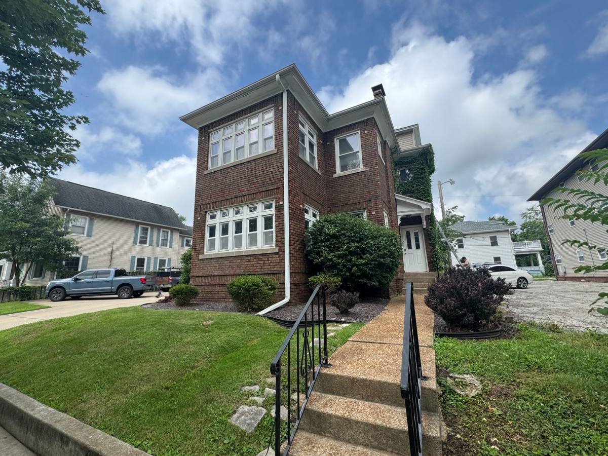Apartment for rent at 907-909 S 4th St, Springfield, IL 62704