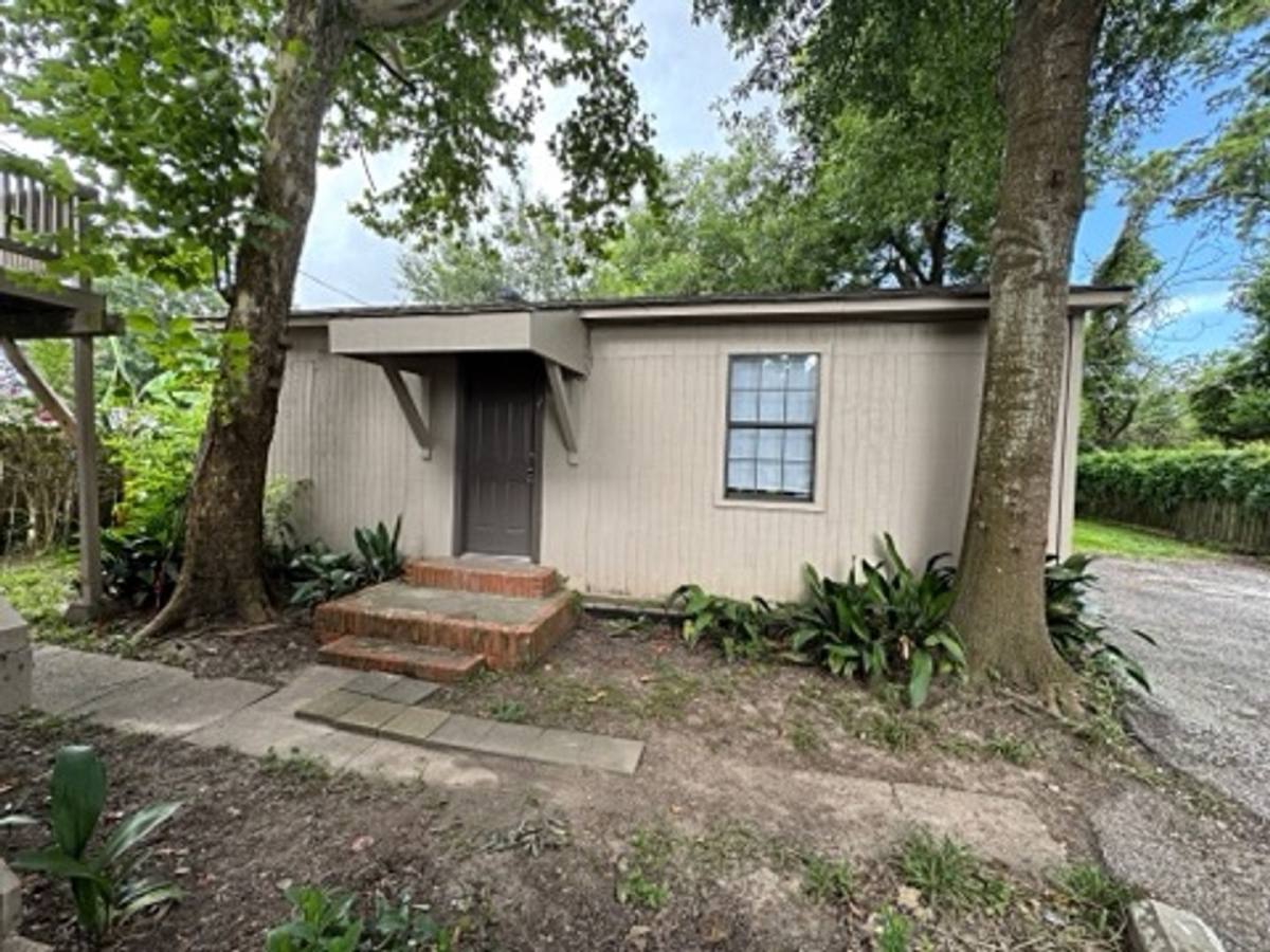 Apartment for rent at 115 9th Ave, Nederland, TX 77627