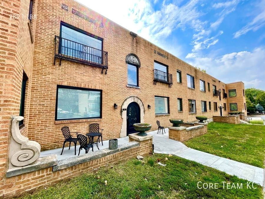 Apartment for rent at 1107 W 45th St, Kansas City, MO 64111