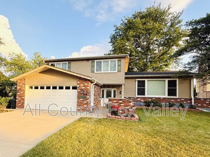 House for rent at 21 E Appletree Lane, Arlington Heights, IL 60004