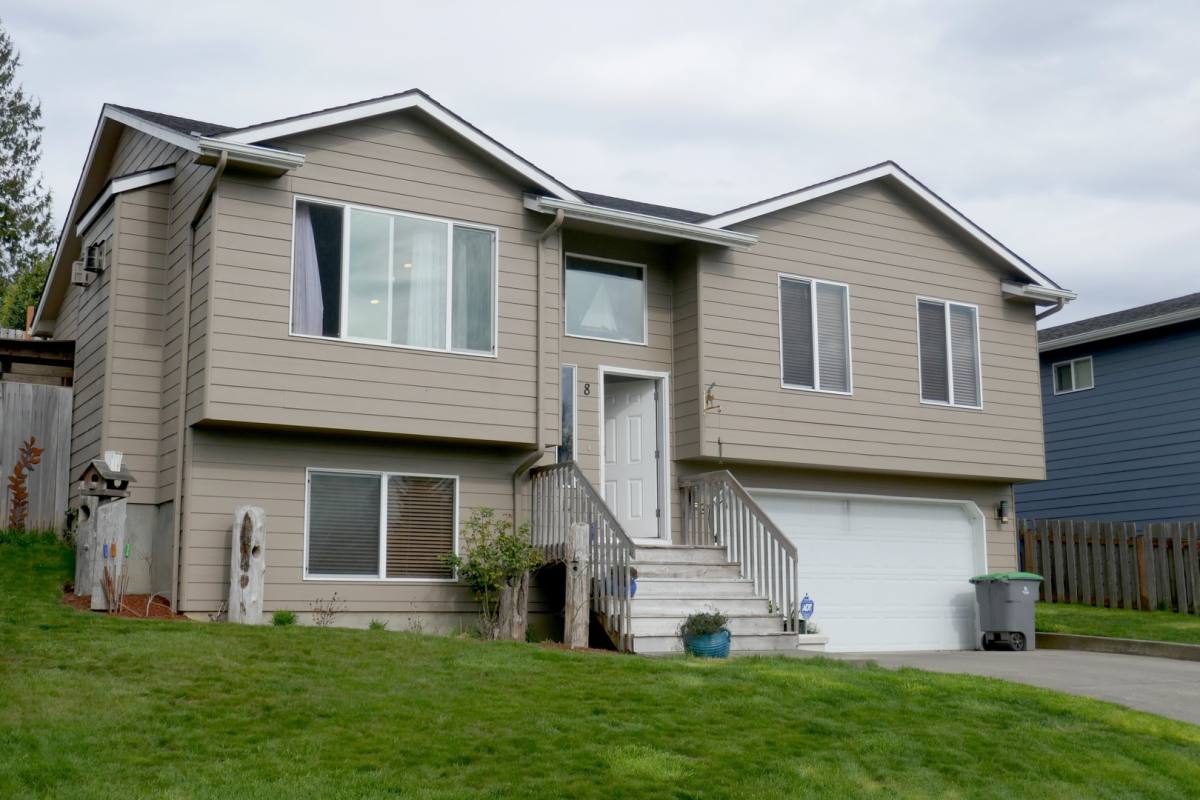 Apartment for rent at 8 Auburn Ave, Astoria, OR 97103