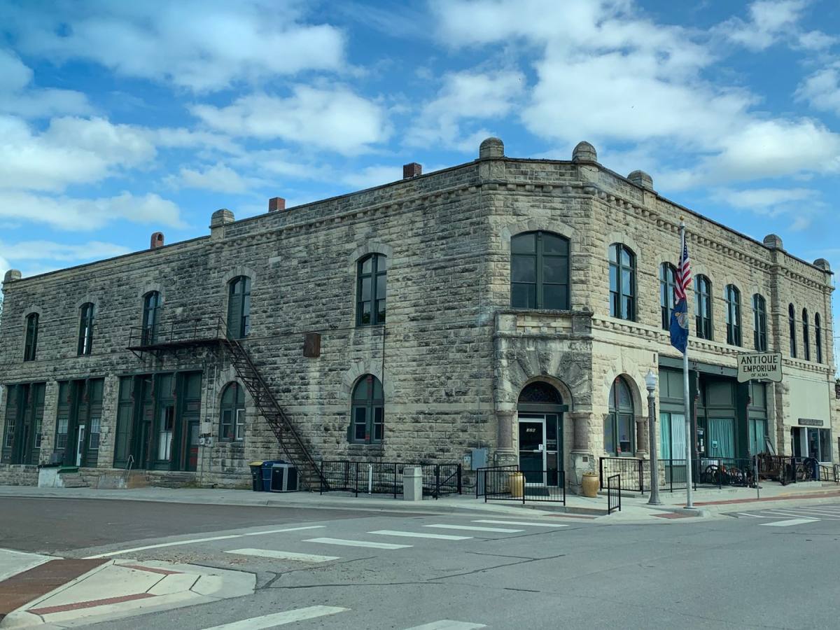 Apartment for rent at 102 E 4th St, Alma, KS 66401