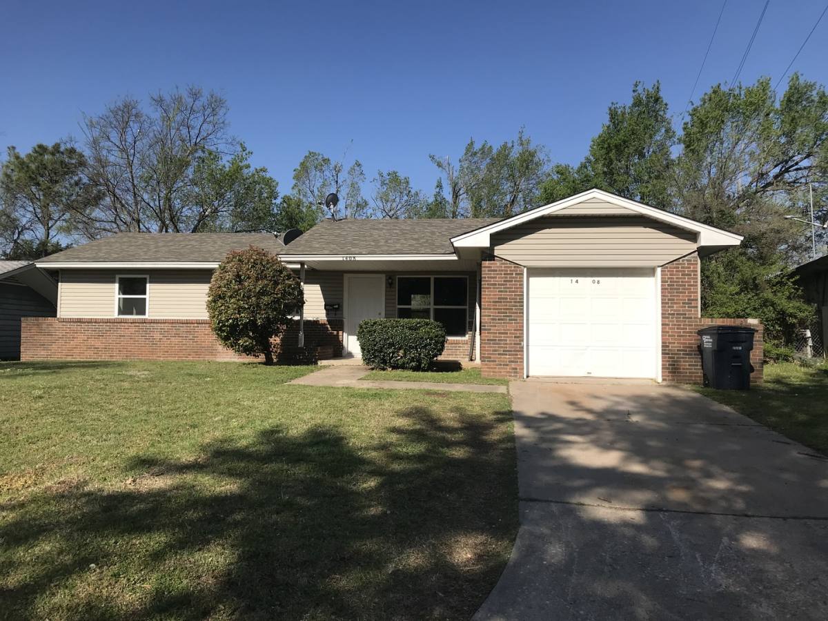 House for rent at 1408 Thompson Dr, Shawnee, OK 74801