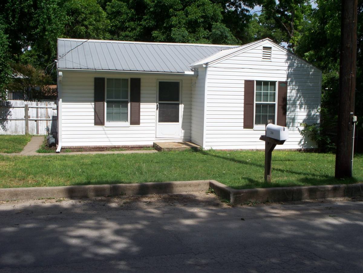 House for rent at 208 Bryan St, Weatherford, TX 76086