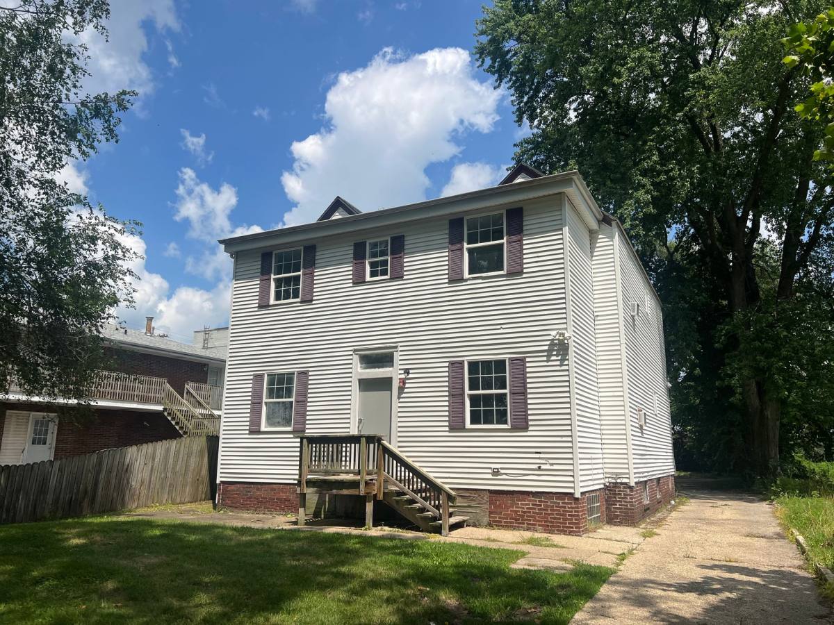 Apartment for rent at 1338 N 8th, Springfield, IL 62702
