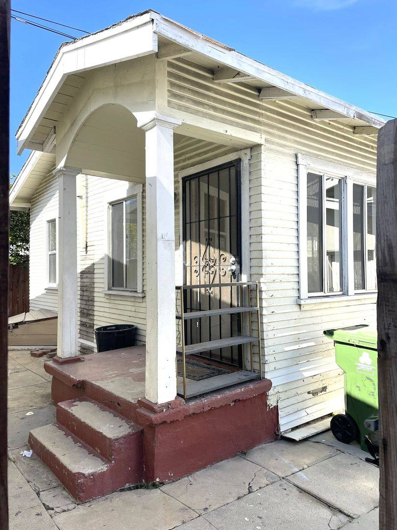 Apartment for rent at 1530 & 1532 S Gaffey St, San Pedro, CA 90731