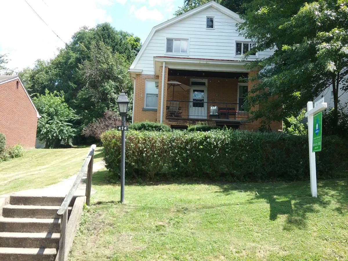 Apartment for rent at 424 7th St, Oakmont, PA 15139