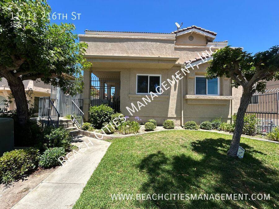 Townhouse for rent at 11411 216th St, Lakewood, CA 90715