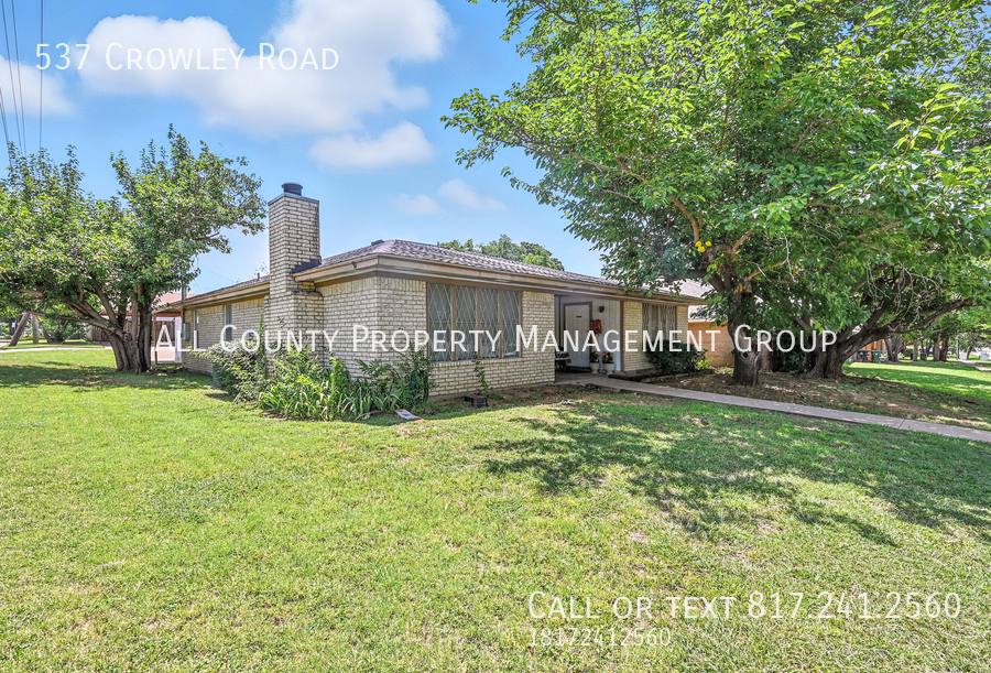 Townhouse for rent at 537 Crowley Rd, Arlington, TX 76012
