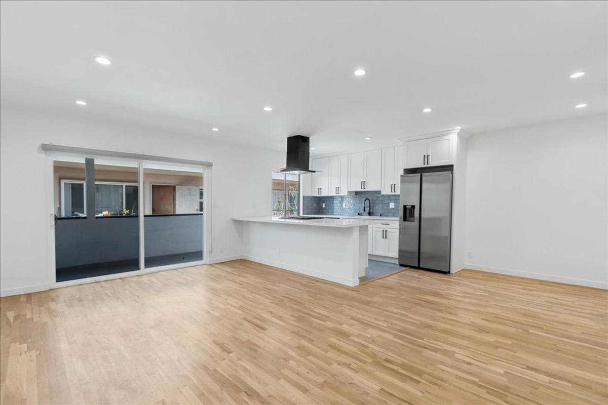 Apartment for rent at 652 N Hayworth Ave #6, Los Angeles, CA 90048