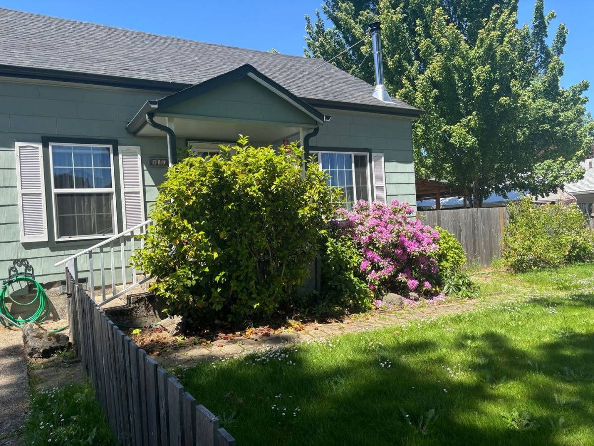 House for rent at 417 W Second Ave, Sutherlin, OR 97479