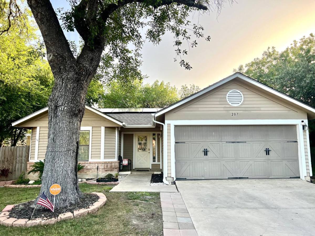 House for rent at 207 Canoga Park Dr, San Antonio, TX 78245