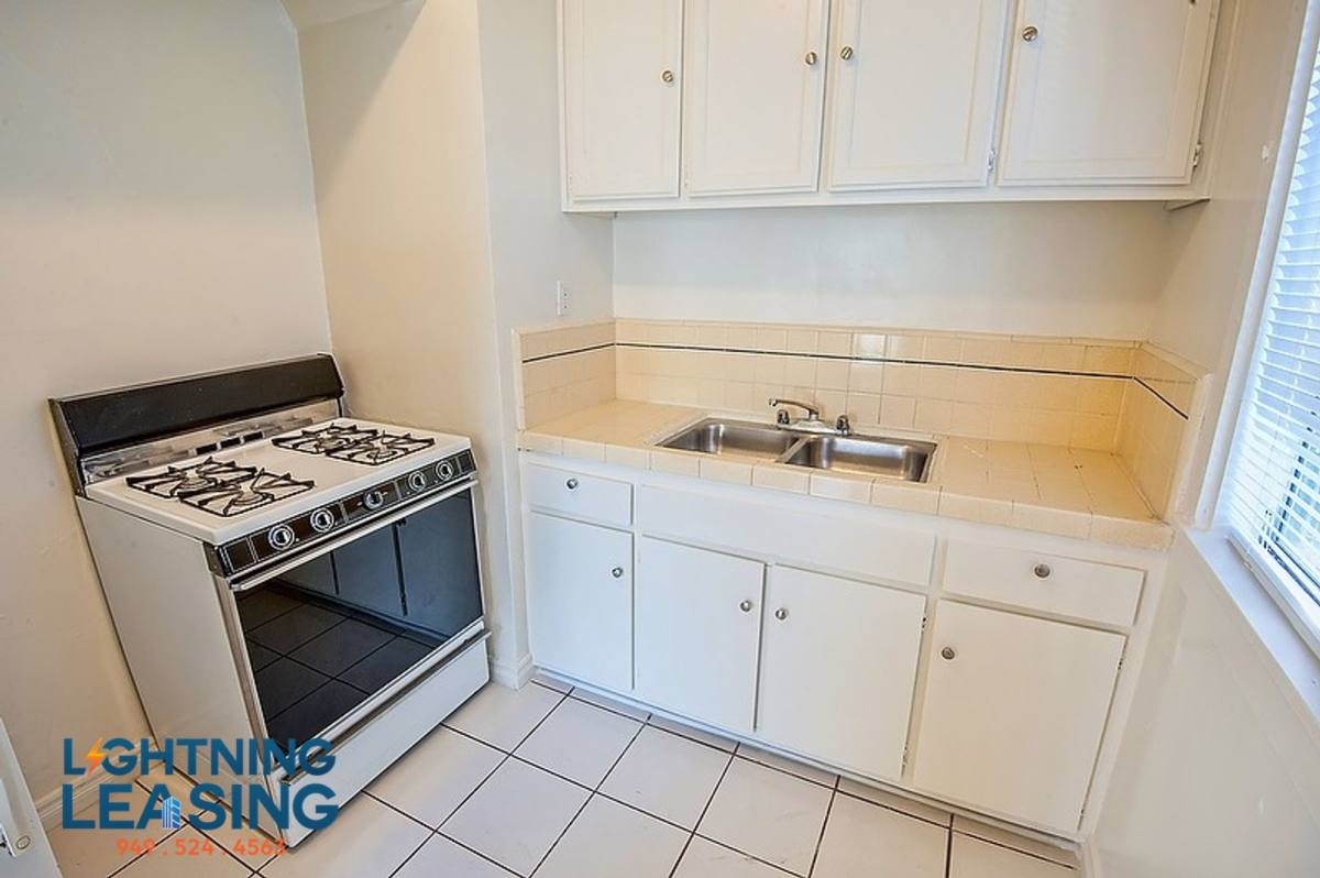 Apartment for rent at 2736 1 2 San Marino St #103D, Los Angeles, CA 90006