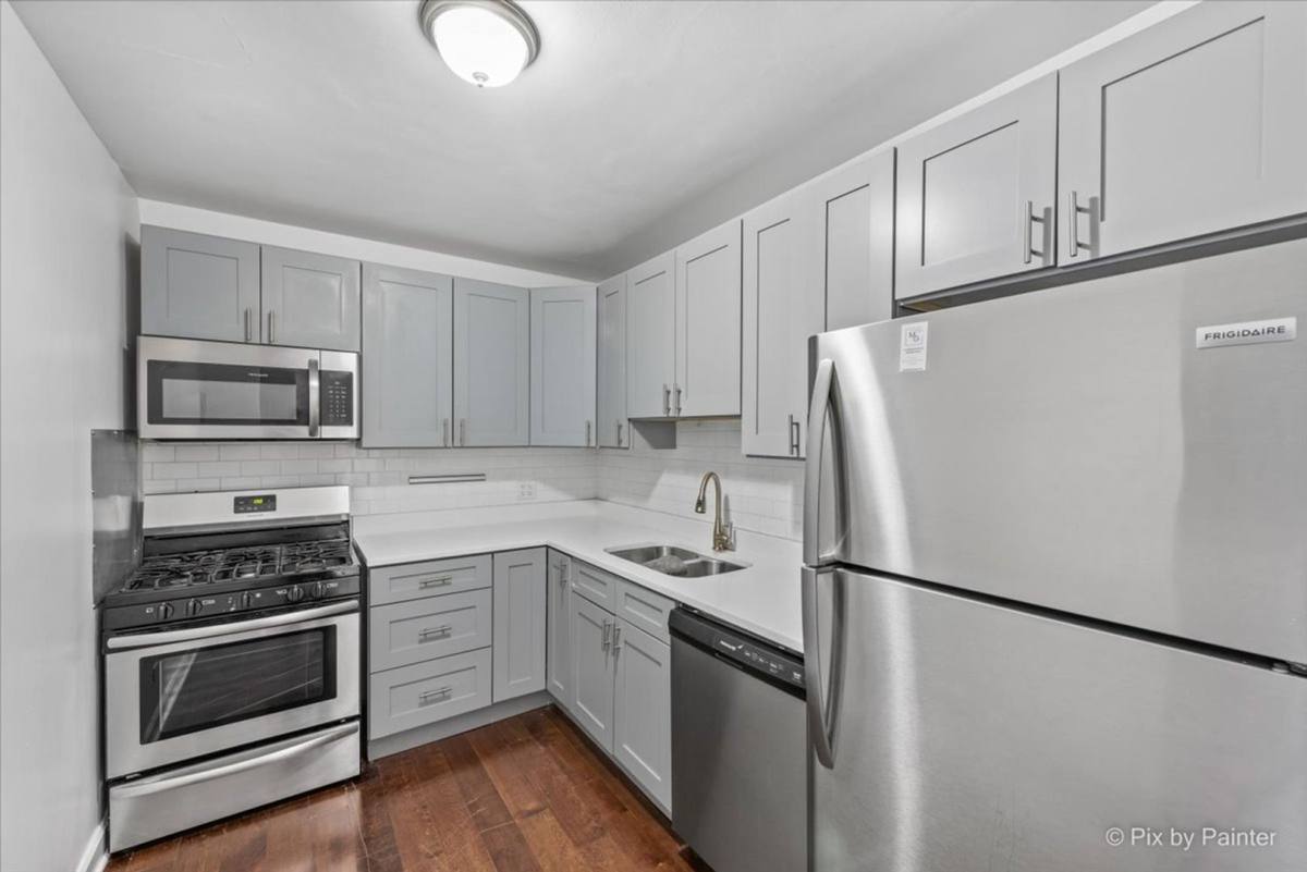 Apartment for rent at 7319 N Rogers Ave, Chicago, IL 60626