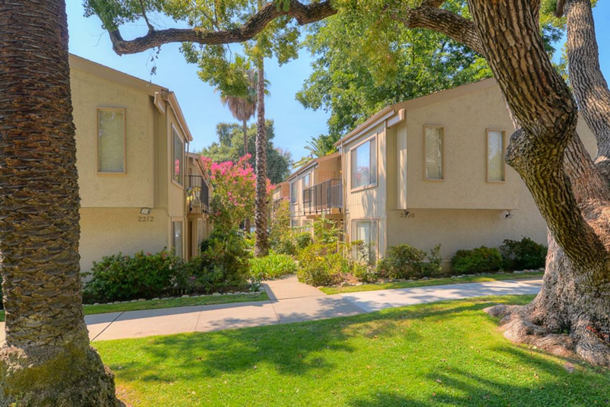 Apartment for rent at 2206-12 V St, Sacramento, CA 95818