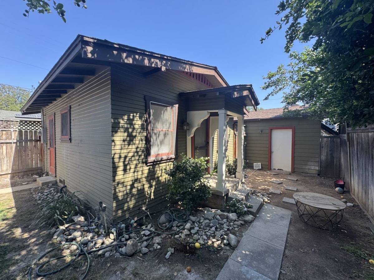 House for rent at 422 1 2 8th Ave, Upland, CA 91786