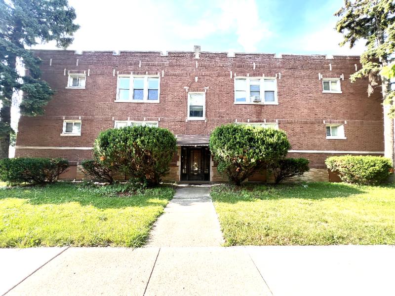 Apartment for rent at 915 W 95th St #2E, Chicago, IL 60643