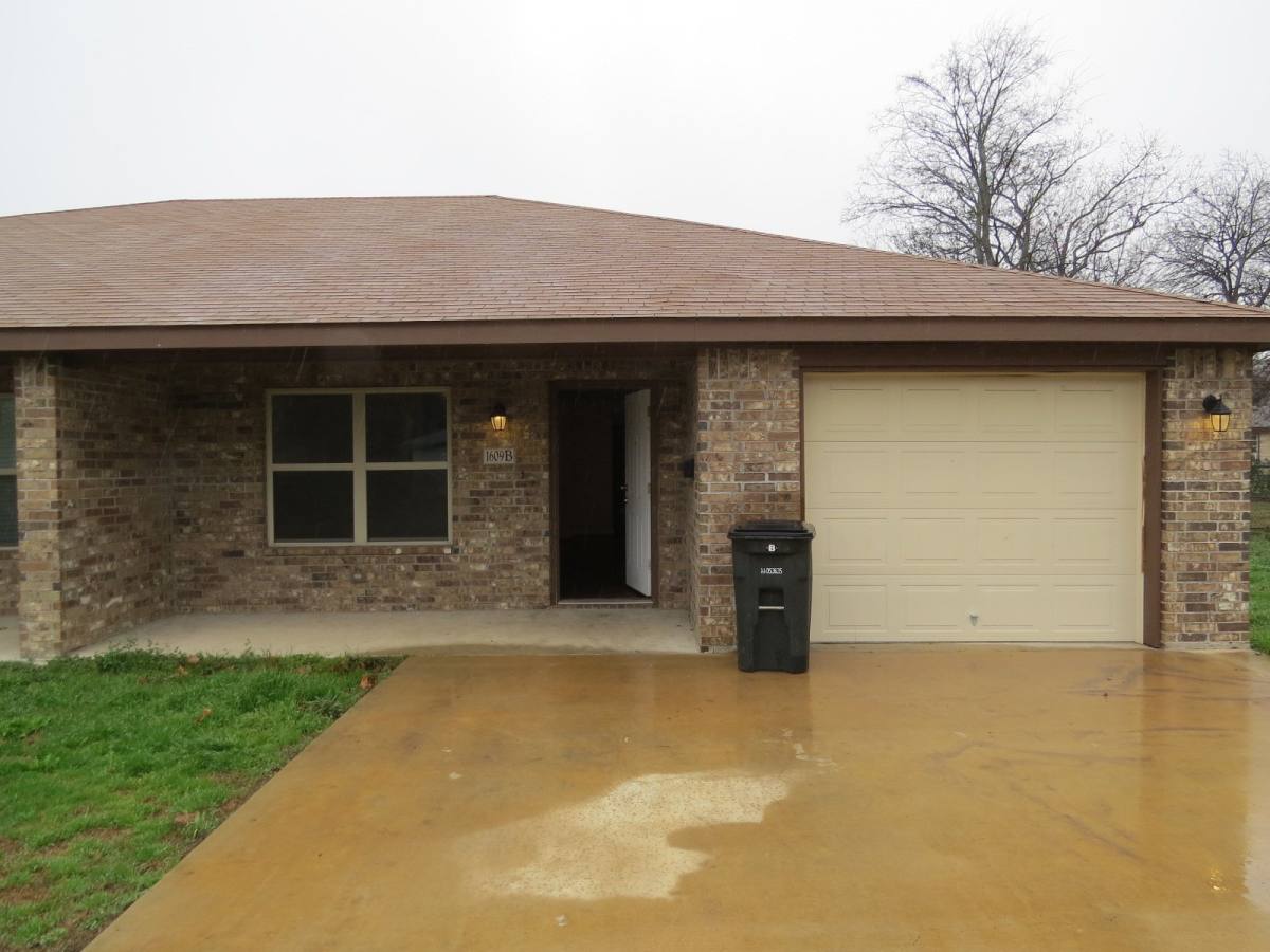 Townhouse for rent at 1609 N 10th St #B, Killeen, TX 76541