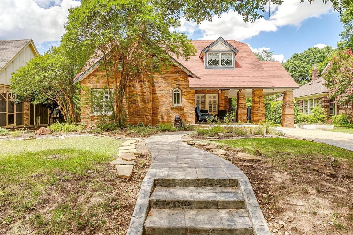House for rent at 2024 Wilshire Blvd, Fort Worth, TX 76110